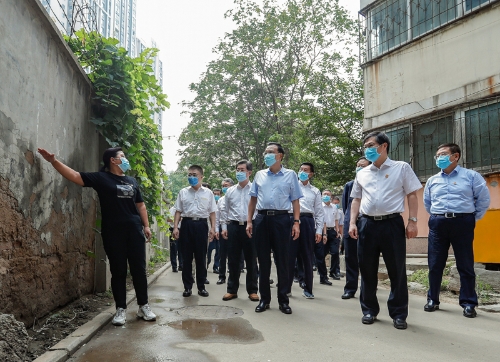 楚雄李克强走进郑州特大暴雨受灾小区，关切询问“还有什么困难”